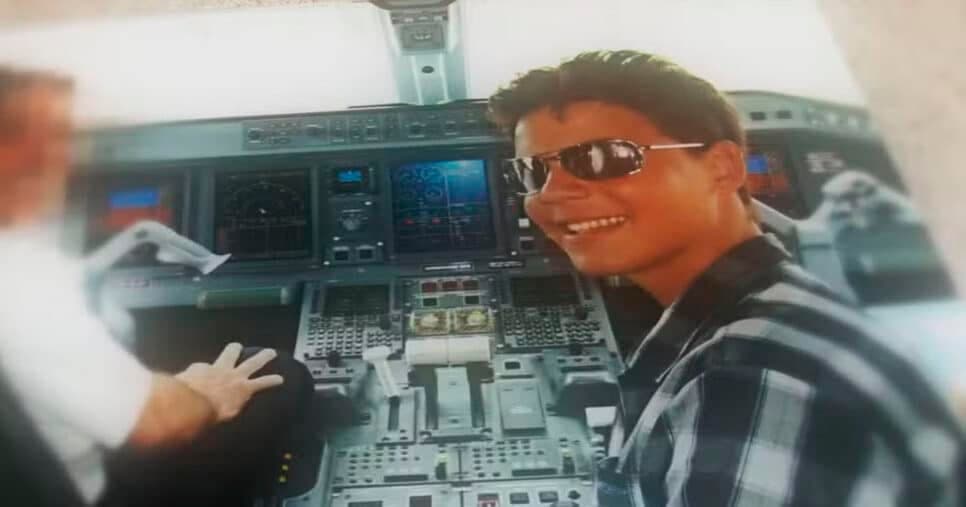 Matheus em foto antiga dentro de um avião (Foto: Reprodução)