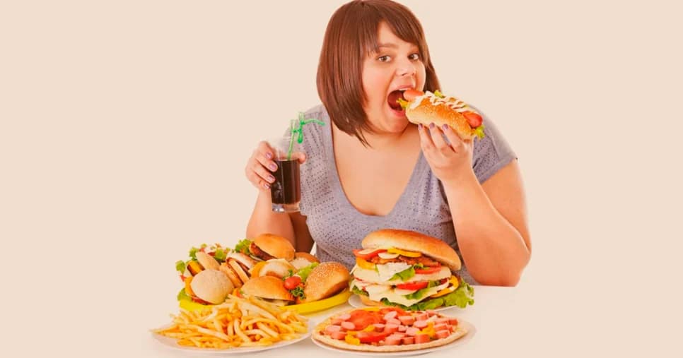 Mulher comendo muitos processados (Foto: Reprodução)