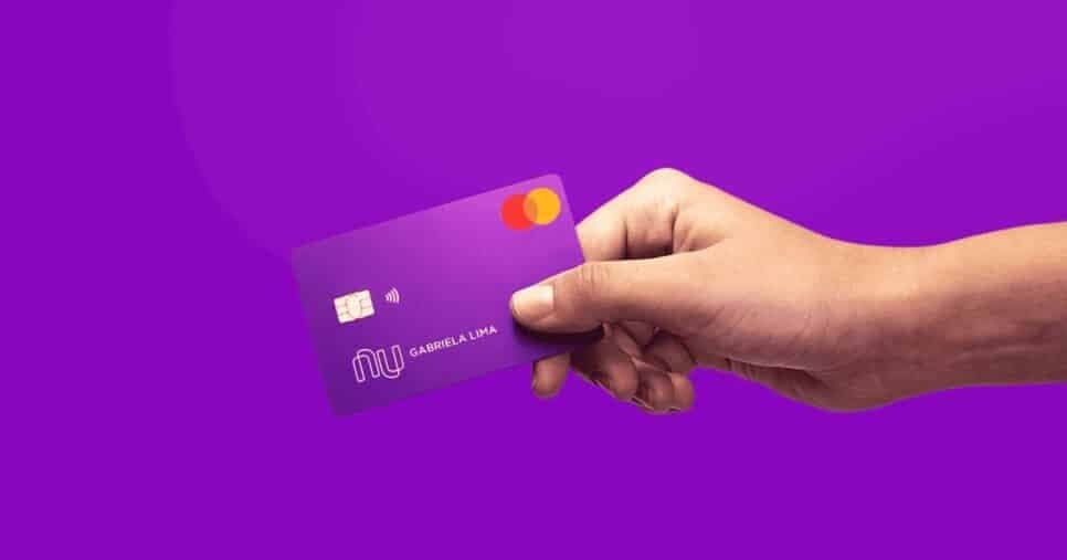 Mulher segurando cartão do Nubank (Foto: Divulgação)