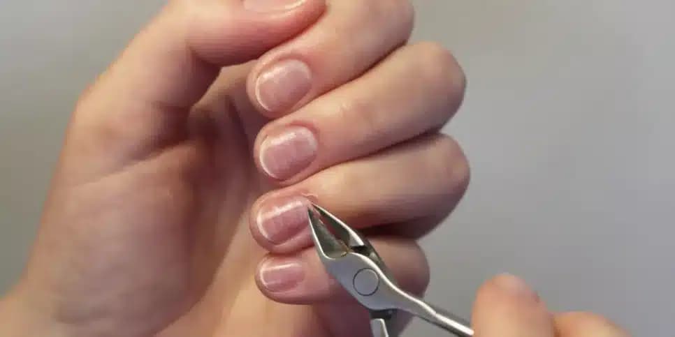 Óleo natural hidrata a cutícula e melhora a aparência da unha da noite pro dia