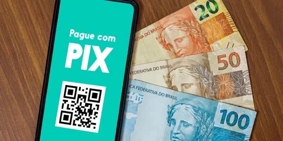 PIX e notas de Real (Foto: Canva)