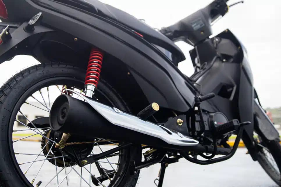 A moto tem partida elétrica e pedal (Foto: Divulgação/ Shineray)