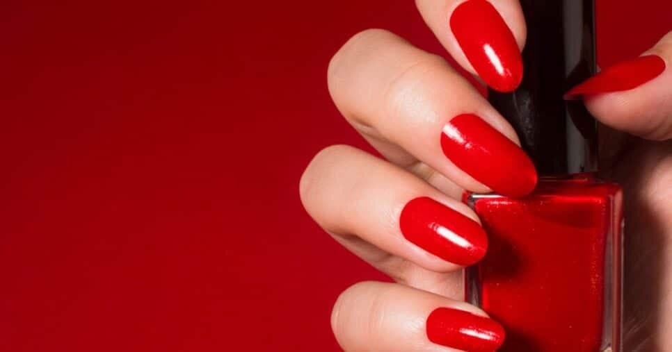 Unhas vermelhas (Foto: Canva)