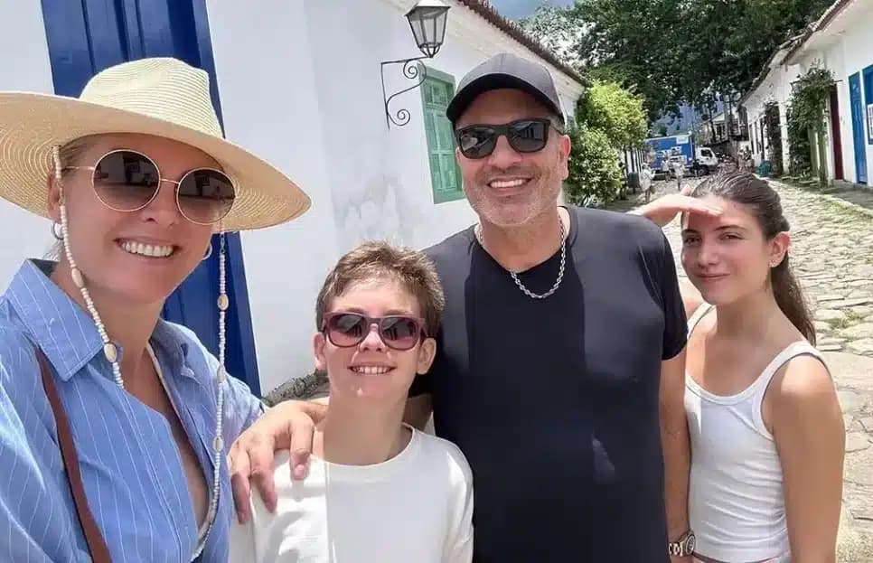 Ana Hickmann e Edu Guedes com os filhos — Foto: Reprodução Instagram
