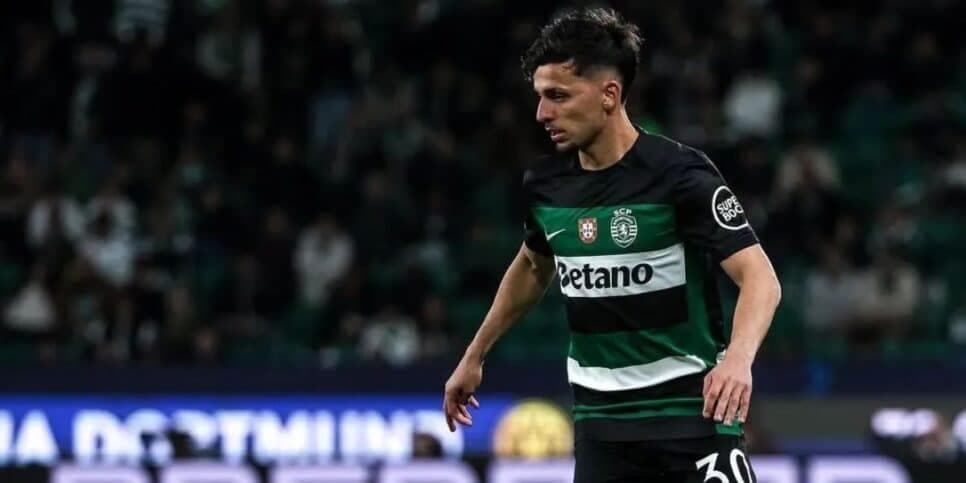 O atacante atualmente defende o Sporting (Reprodução: X)