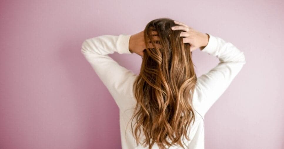 Fim do cabelo quebradiço: Como restaurar e fortalecer os fios finos