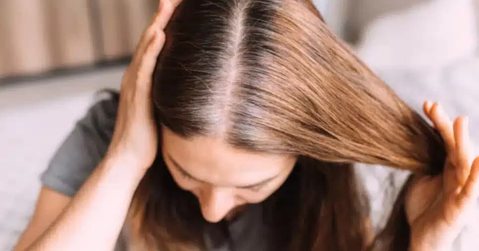 Descubra como eliminar de vez o cabelo branco com ingrediente popular