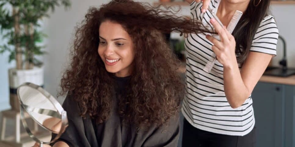 5 cortes de cabelo definem cachos sem fonte de calor e acabam com o frizz