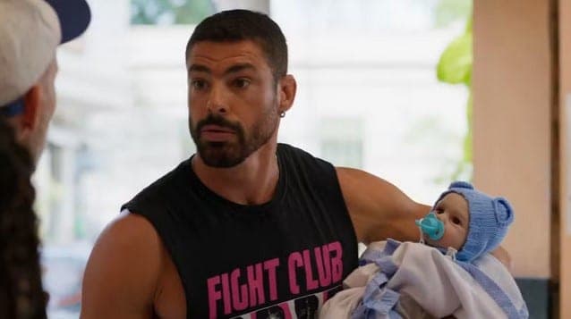 César fura fila com bebê reborn em Vale Tudo (Foto: Reprodução / Globo)

