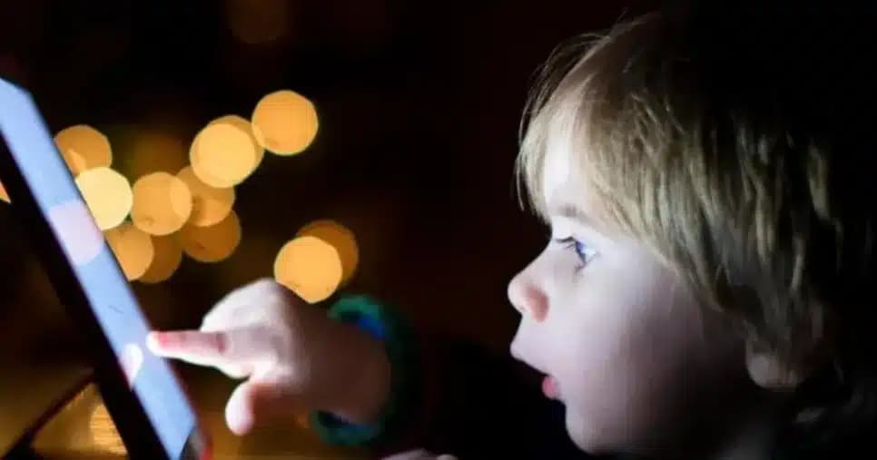 5 coisas que estão viciando seu filho no celular e acabando com a saúde dele