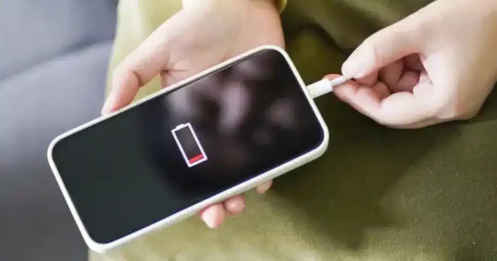 3 hábitos que viciam a bateria do seu celular novo e te faz comprar outro