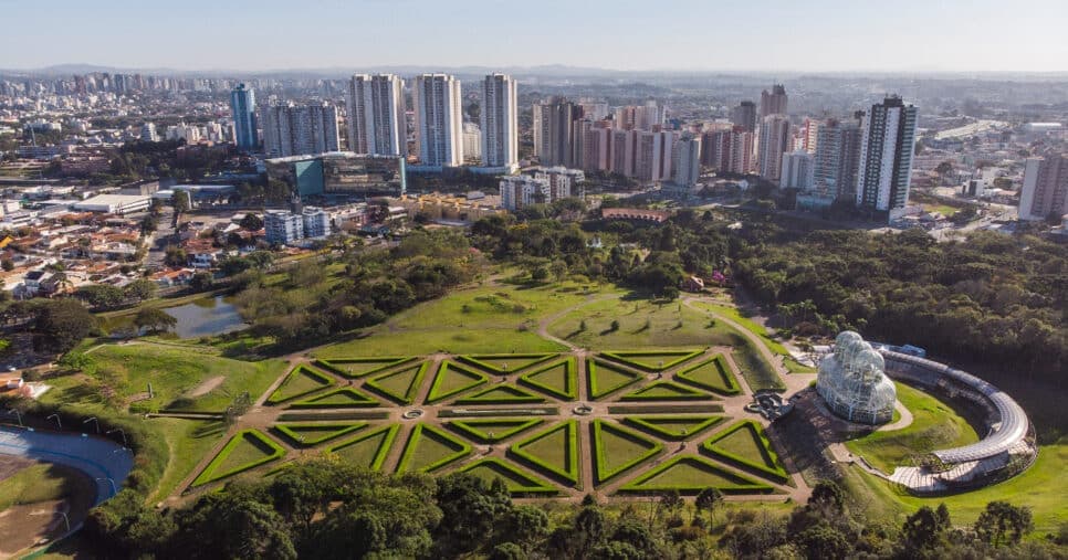 A cidade com salário mínimo de R$2057 que está atraindo brasileiros