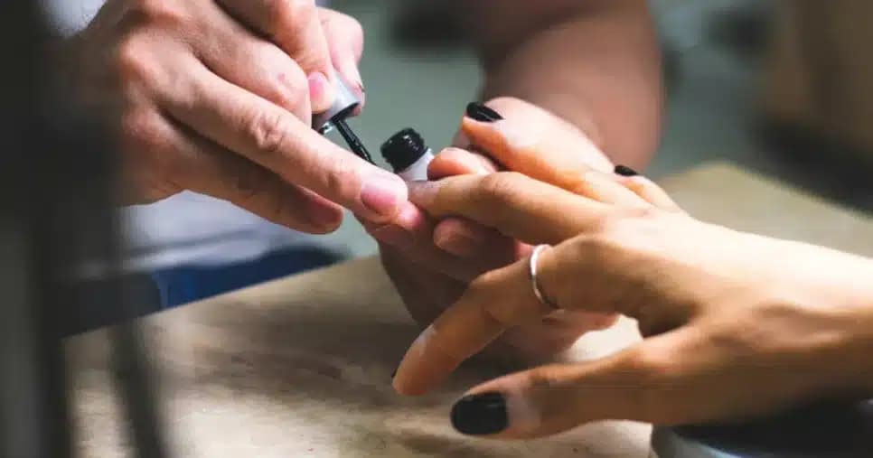 5 cores de esmalte que valorizam e rejuvenescem as mãos das mulheres 35+ neste outono