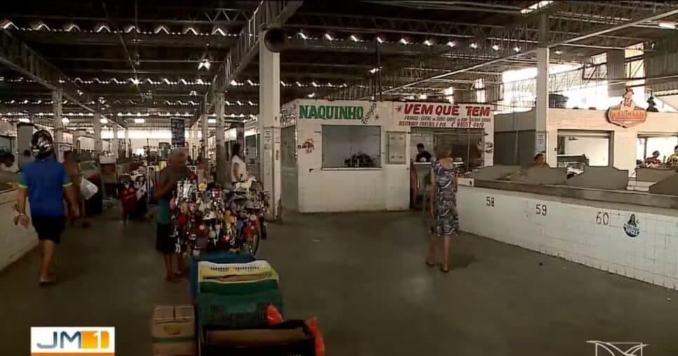 Feirantes e consumidores reclamaram das péssimas condições do local (Foto: Reprodução/TV Mirante/Globo)