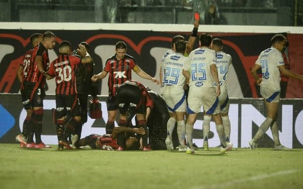 Eduardo fez uma falta dura em Jamerson que resultou em uma lesão no craque do Vitória (Foto: Reprodução/ Internet)