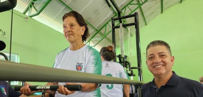 Cobra Repórter e idosa em academia (Foto: Reprodução / Assessoria Parlamentar)
