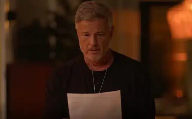 Jaques lendo laudo em Dona de Mim (Foto: Reprodução / Globo)