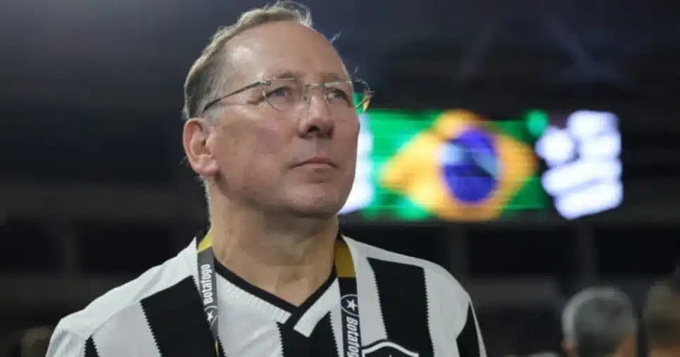 Rasteira no Flamengo: Textor libera PIX de R$ 50 M por contratação de reforço ao Botafogo