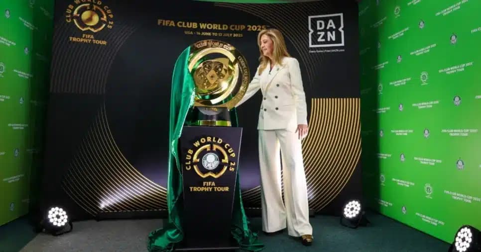 Leila Pereira com a taça do Mundial de Clubes - Foto: Internet