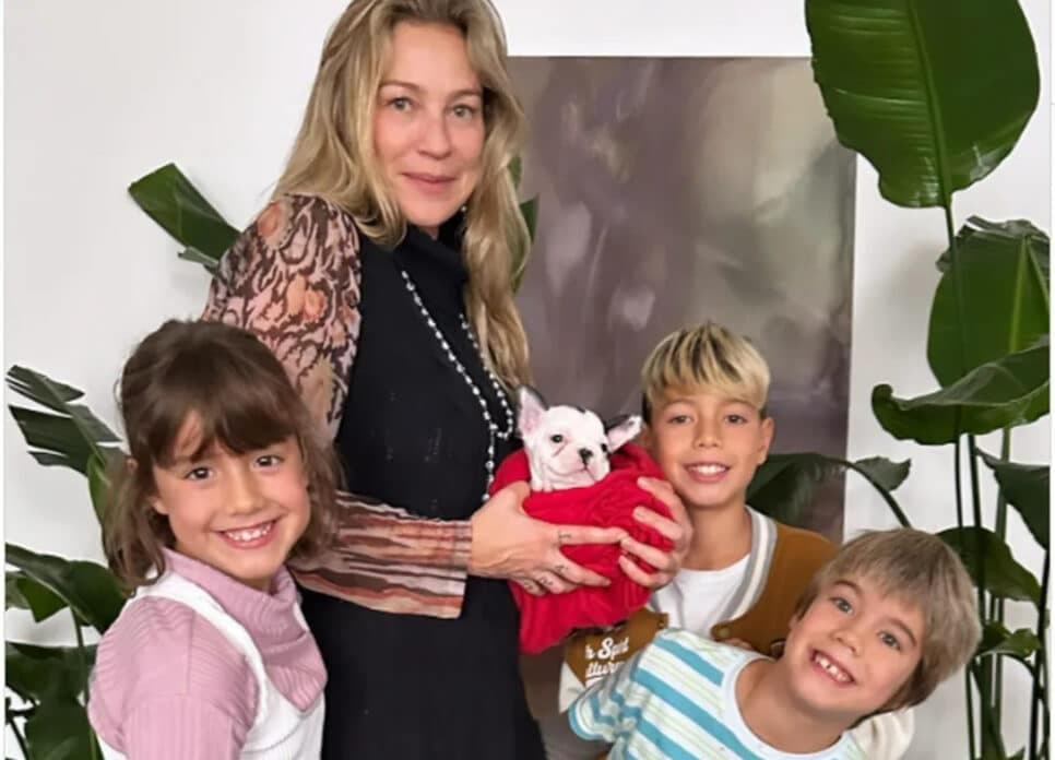 A famosa atriz ao lado de seus três filhos (Foto: Reprodução/Instagram) A famosa atriz ao lado de seus três filhos (Foto: Reprodução/Instagram)