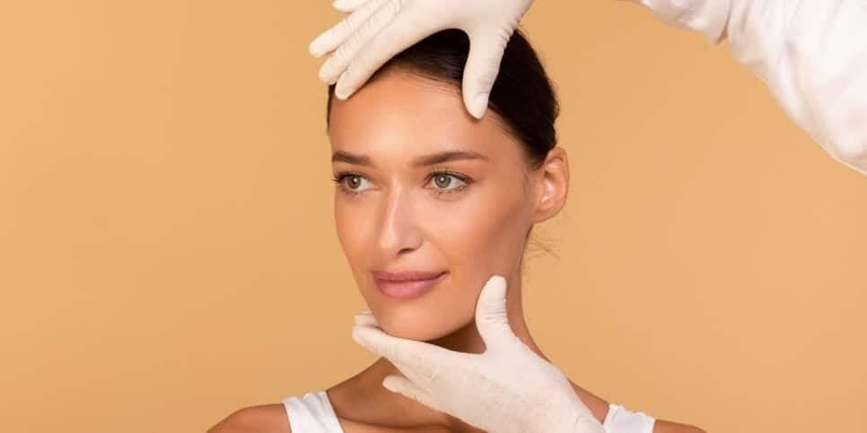 Técnica de maquiagem traz efeito de rinoplastia para narizes mais grossos (Foto: Divulgação)