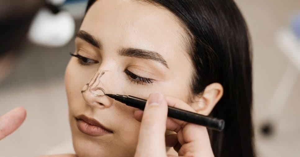 Sou maquiadora e garanto: Essa técnica afina o nariz em segundos sem precisar de rinoplastia