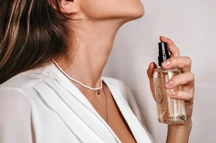 Mulher usando perfume (Foto: Reprodução / Canva)
