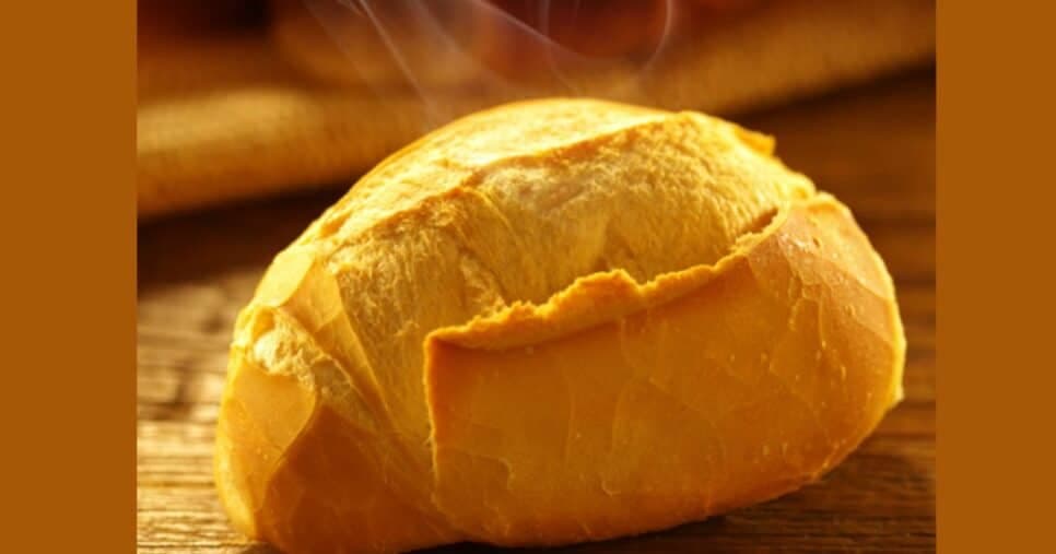 Pão quentinho é uma das maiores tradições do cotidiano brasileiro (Foto Reprodução/Canva)