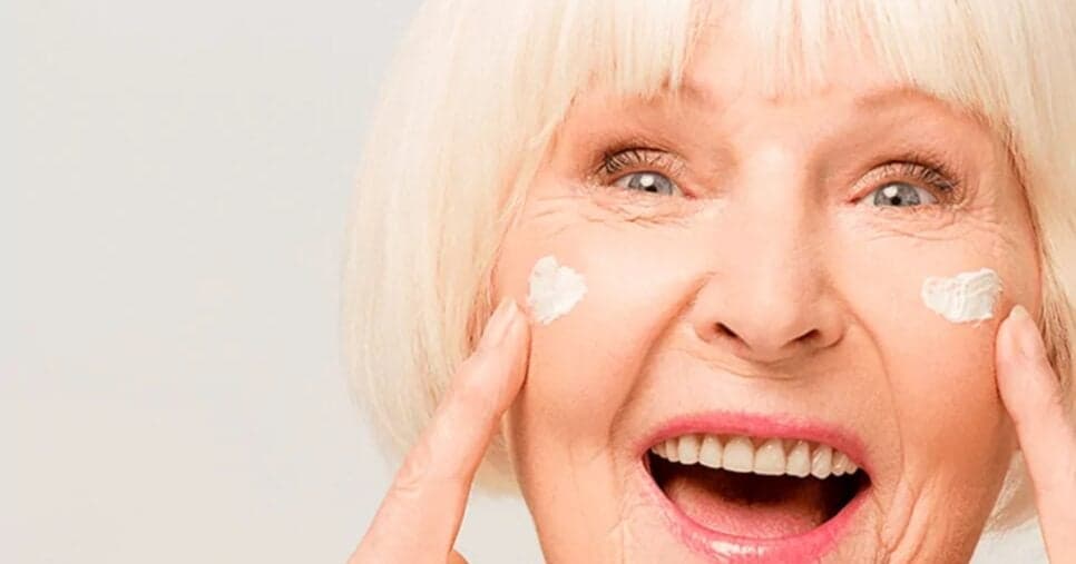 Esse tratamento natural revive pele cansada e envelhecida de idosas