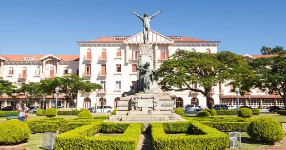 Cidade atrai brasileiros por custo de vida baixo e clima impecável