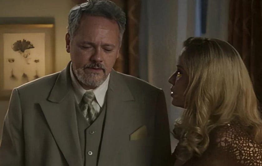 Raimundo (Danton Mello) e Lígia (Palomma Duarte) em cena de Garota do Momento (Foto: Reprodução / Globo)