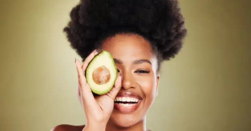 Veja como cuidar do seu cabelo com essas dicas usando abacate (Foto: iStock) Veja como cuidar do seu cabelo com essas dicas usando abacate (Foto: iStock)