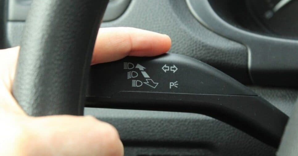 Lei de trânsito em vigor: Novo aviso das setas em carros chega com proibição a motoristas de MG