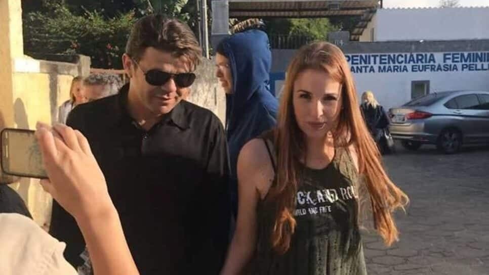 A assassina dos pais deixando a prisão (Foto: Reprodução/ Internet)