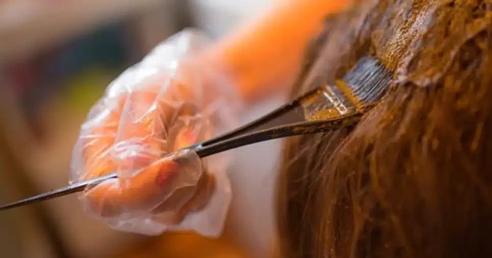 Fim do grisalho: Tinta com apenas 2 ingredientes crava ADEUS dos cabelos brancos
