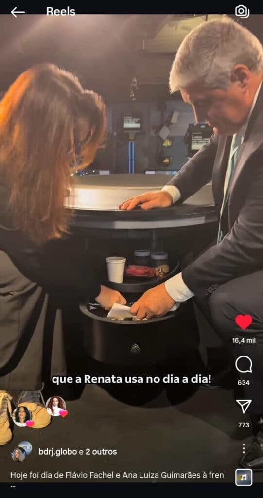 Ana Luiza Guimarães e Flávio Fachel mostrando detalhes da bancada do Jornal Nacional (Foto: Reprodução/ Internet)