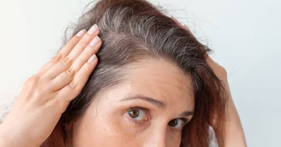 Como acabar com o cabelo branco com misturinha de 2 ingredientes e se livrar da tinta de salão de uma vez
