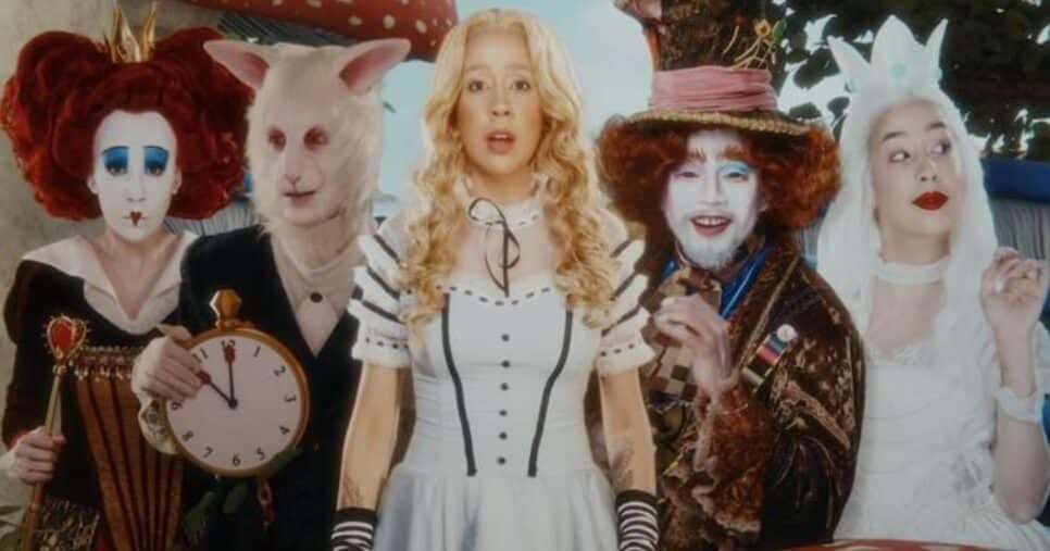 Camila Pudim surpreende web com mega produção de challenge de Alice no País das Maravilhas