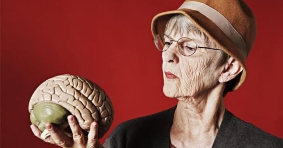 Essa bebida popular está ligada ao envelhecimento cerebral precoce e a ciência já comprovou