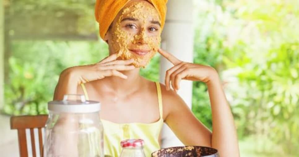Receita da beleza: Máscara facial com fubá e hortelã revitaliza a pele de qualquer mulher