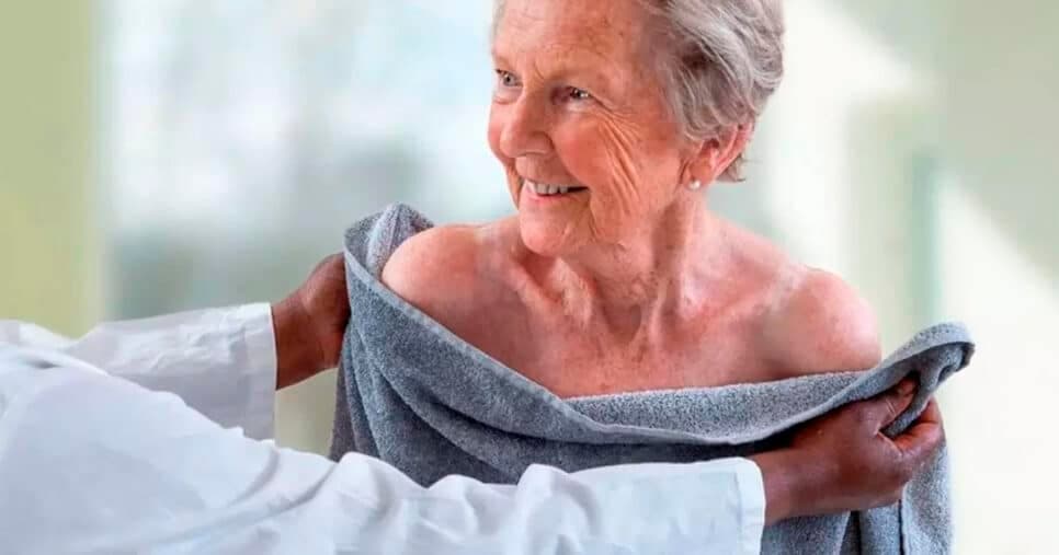 Você está exagerando? Veja quantos banhos por semana são ideais após os 60 anos