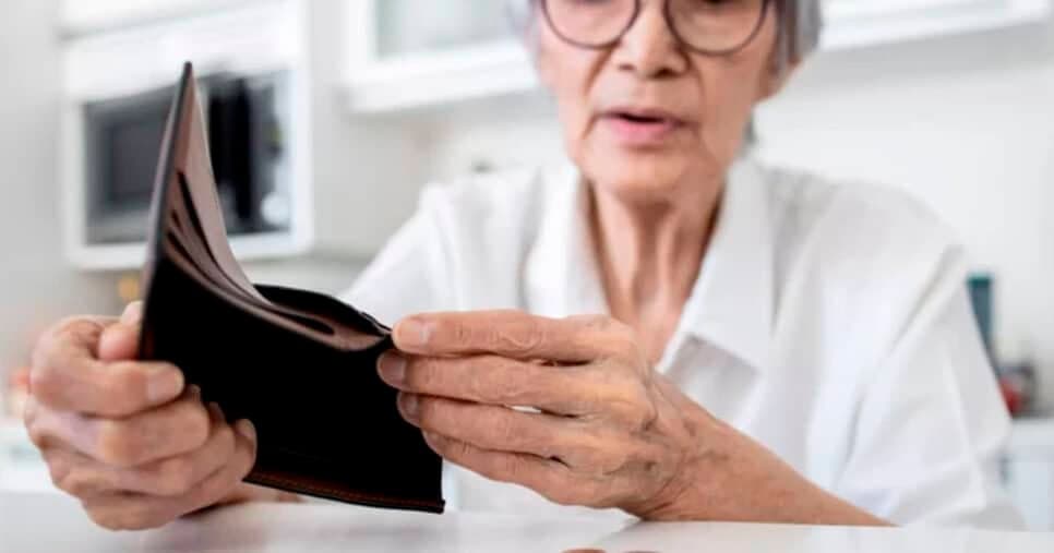 Lei aprovada: Idosos estão livres de pagar 3 dívidas que pesam no bolso em 2025