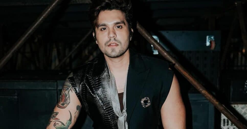 Em cima do palco, Luan Santana coloca na boca o que não devia, mastiga e prova o que todos desconfiavam