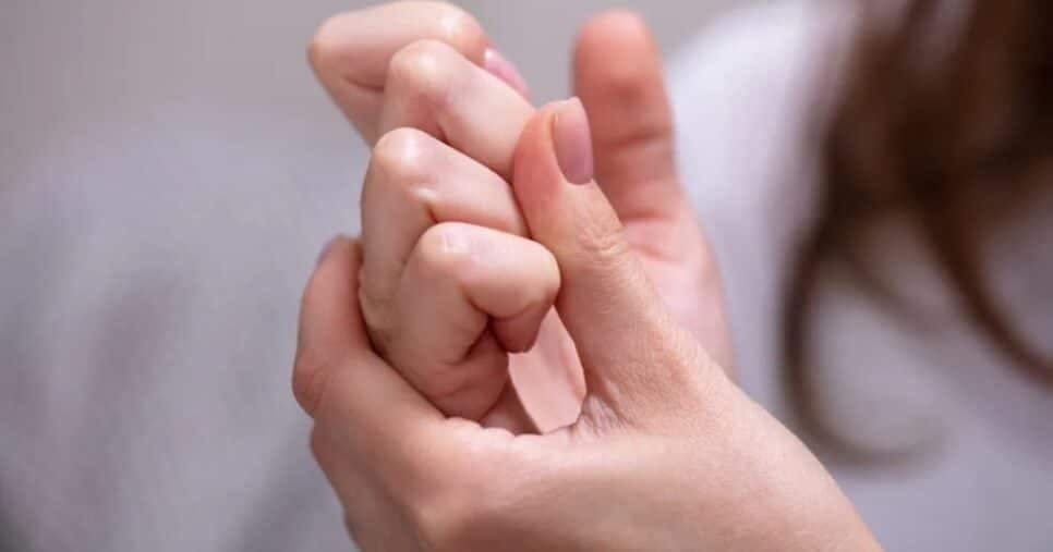 Estalar os dedos ou as costas faz mal? Médico explica sobre o assunto