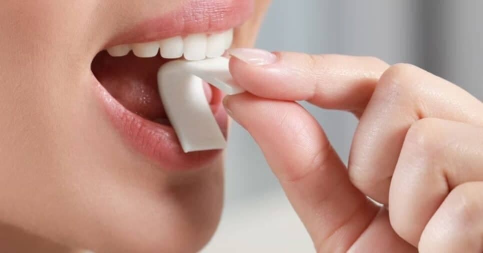É verdade que o chiclete fica no estômago por 7 anos caso engolirmos? Médicos respondem
