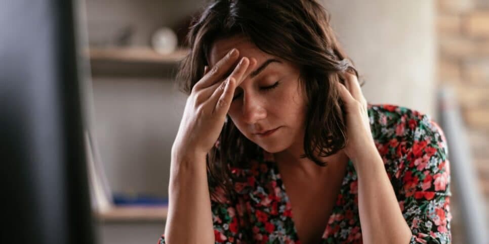 Mulher com dor de cabeça (Foto: Canva)