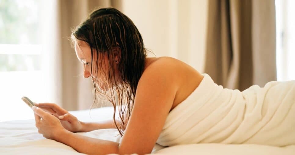 Dormir de cabelo molhado leva a queda de cabelo? Veja o que realmente acontece com os fios