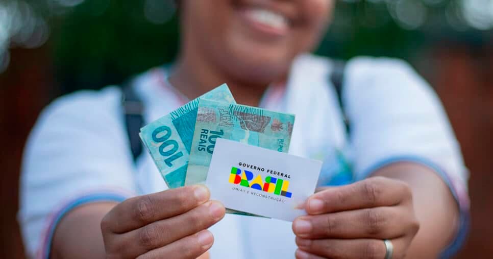 PIX na conta: Brasileiros de até 24 anos recebem auxílio extra do Governo em agosto