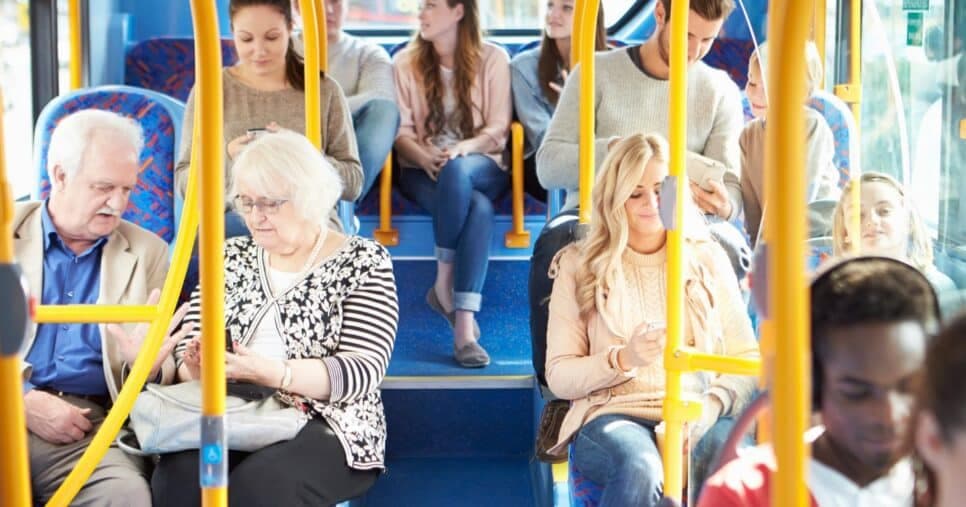 Comunicado sobre fim de gratuidade nos ônibus abala lista de idosos 60+