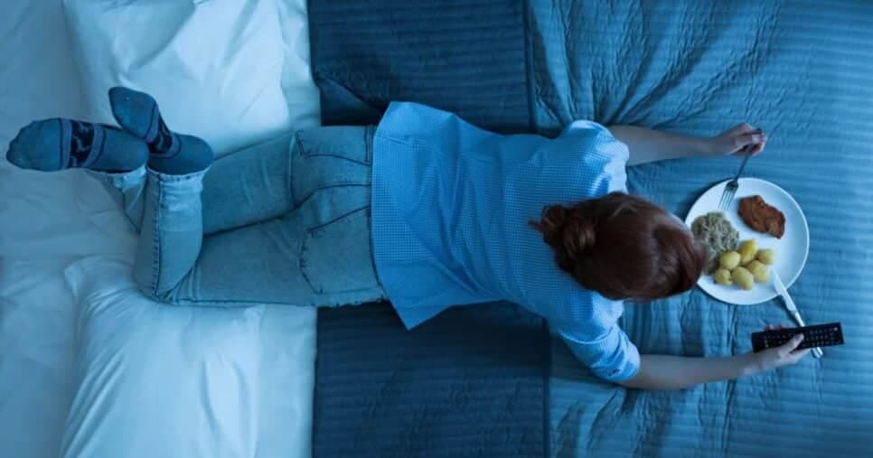 Comer momentos antes de dormir leva ao aumento de peso? Descobrimos a verdade